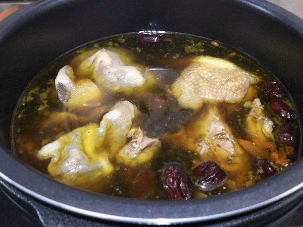 煮好就可以享用囉～表面會有雞腿肉自然煮出來的油脂，怕太油可以撈掉一些。
＊煮中藥有點油脂會比較順口一些。