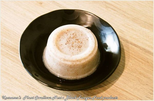 取一碗盤，將黑木耳鮮奶凍自包裝盒中，直接倒扣在碗盤上。