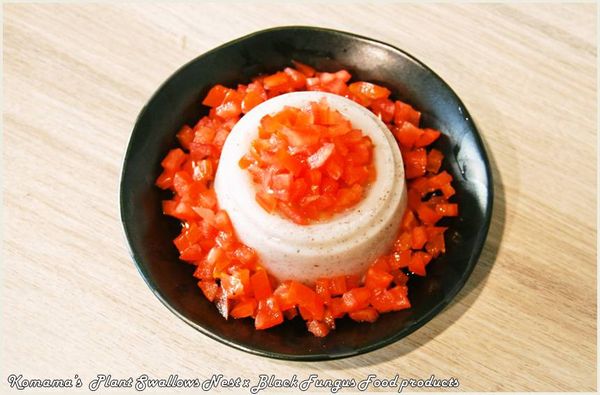 隨後在黑木耳鮮奶凍的上層與四周，放入切成丁狀與片狀的小番茄。