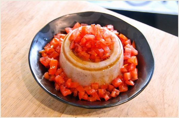 最後淋上些許的焦糖糖漿來增味，一口吃下，多層次的風味，爽口又營養。