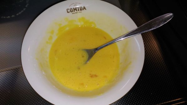 在一個小碗加入一個雞蛋，低筋麵粉，玉米粉

並攪拌均勻