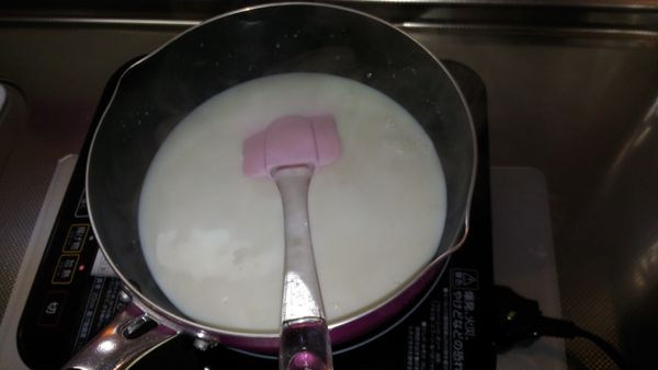 在鍋裡加入牛奶，糖，香草精

攪拌均勻至沸騰