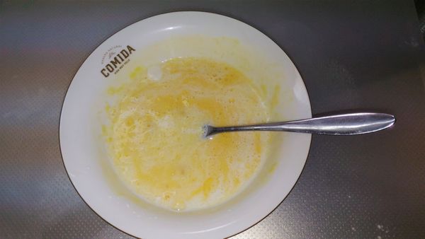 將熱牛奶加入小碗中和雞蛋，麵粉，玉米澱粉攪拌均勻