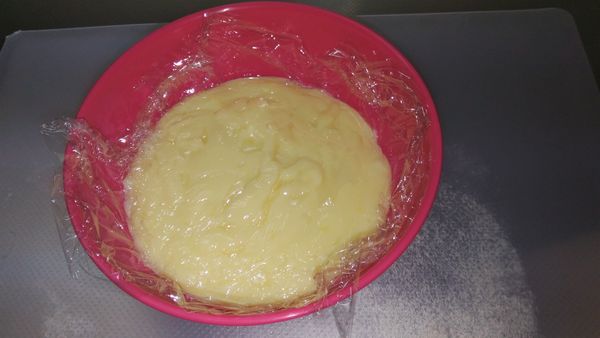 用保鮮膜直接蓋在卡士達醬上

冰涼後使用