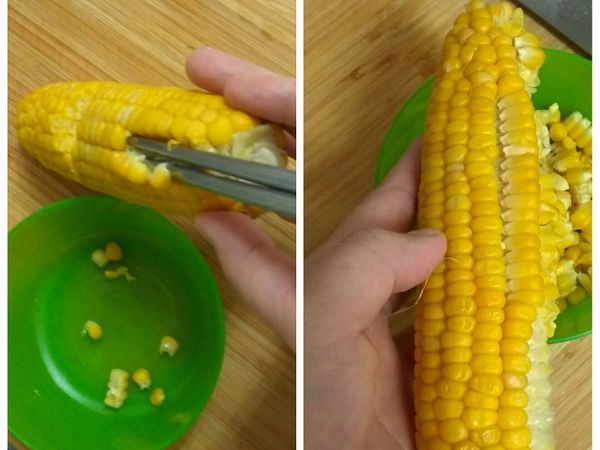玉米放涼後，先摳兩三粒玉米起來，再用筷子從玉米中間的縫隙將玉米挑起。接下來其他的玉米就能輕易的用大拇指整排剝下來。
當然，如果有玉米粒罐頭更方便