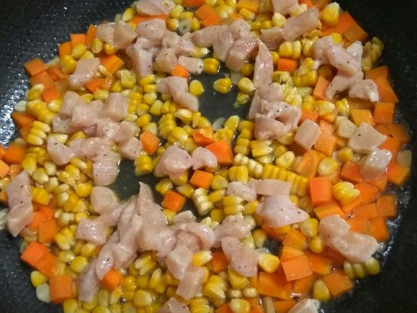 加入玉米和雞胸肉
雞胸肉記得要散開放喔！才不會黏成一團
加蓋悶煮1～2分鐘後，加一點鹽巴拌炒均勻即可