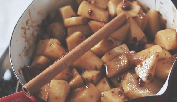 鍋中放進剩餘材料小火熬煮