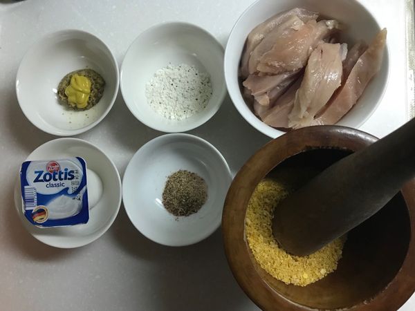 準備好材料
雞胸切條狀
醃料可以先量好混合