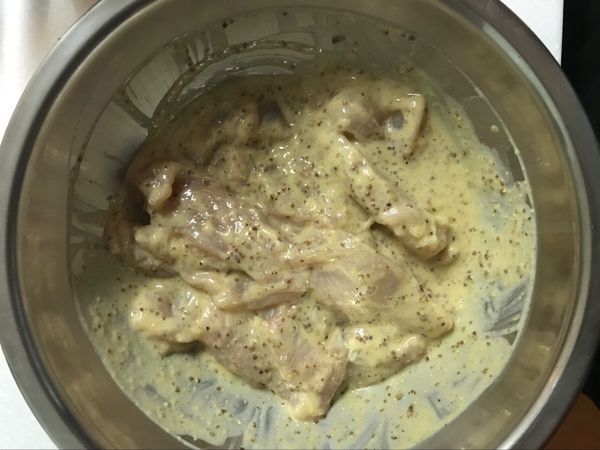 優格和芥末籽醬混合後將雞胸放入抓拌
完成後冷藏30分鐘-8小時讓肉質鬆軟