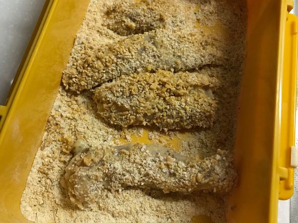 將麵衣部分食材裝入盒內混勻
把醃好的雞胸放入均勻沾滿麵衣
此時可以先將烤箱預熱至180度