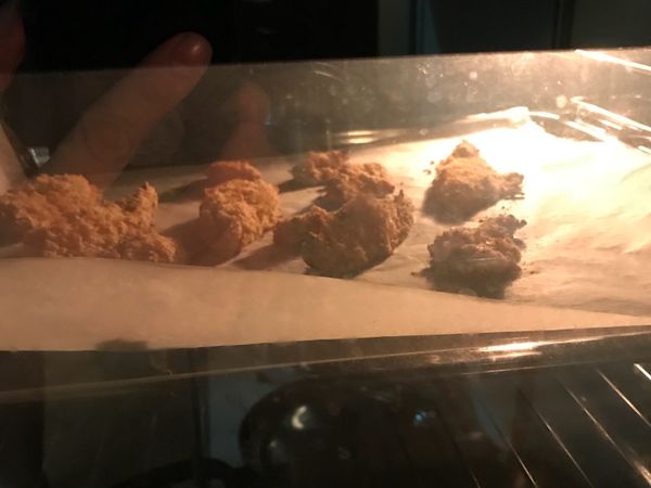 預熱完成後確認雞胸均勻包裹麵衣放入烤箱烤25分鐘