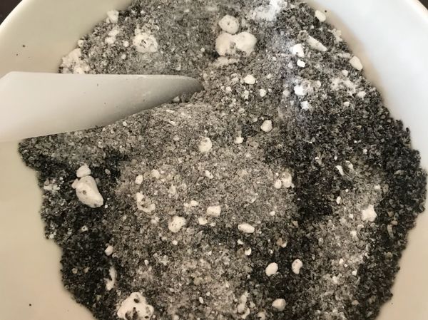 芝麻粉和糖粉拌均勻