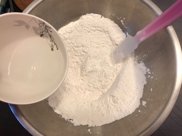 再來準備湯圓皮，糯米粉(只用300克，剩下的揉合時再加）加水