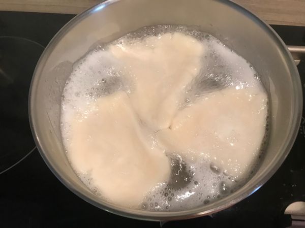 取粉團1/3壓扁入水煮，滾了浮上來做粉粹