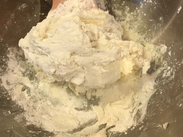 會粘手的話，繼續加粉