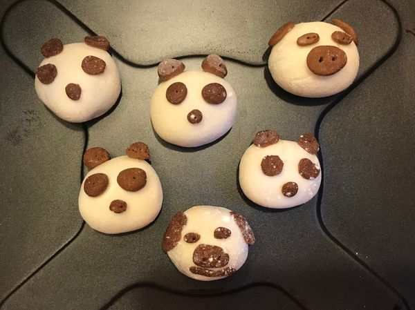 可可色用以當耳朵丶眼睛丶鼻子，發揮創意。
而白色的粉團已包入芝麻餡囉