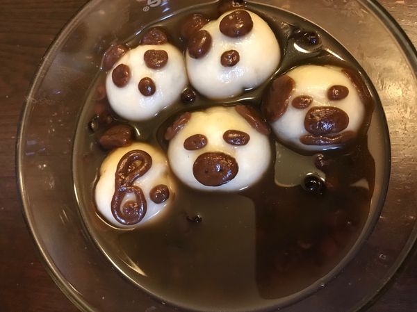 入鍋煮好動物造型湯圓，再搭配紅豆湯，超級美味的啦