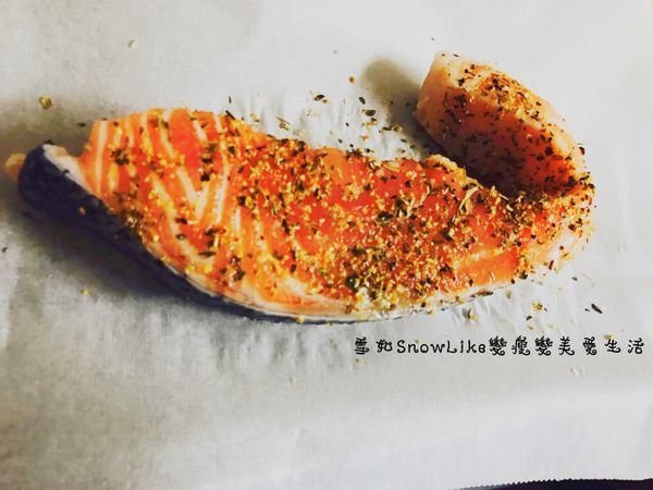 鮭魚放置鋪了烘焙紙的烤盤上
雙面撒上少許 蒙特婁口味雞胸肉調味料
送入烤箱烤10分鐘~