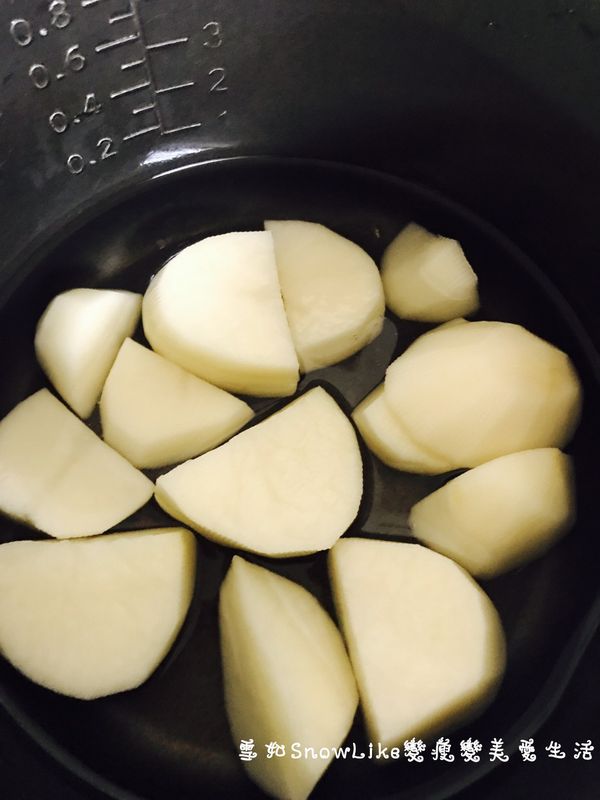馬鈴薯切塊丟到水裡煮軟(也可以蒸軟)