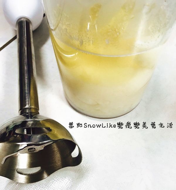 我使用水煮的馬鈴薯
所以連著一點煮馬鈴薯湯汁一起打成泥湯
後面煮的時候我就不用額外加水了
好了之後先放著
等等再加入鍋裡煮