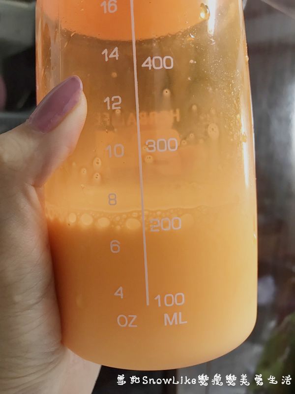 這時我就放入大約200CC牛奶
再加入剛剛打成馬鈴薯泥湯
煮滾就好啦~(記得要攪動一下，容易燒焦~臭灰搭)
我是用電鍋煮的，無法控溫
如果是用瓦斯爐，記得火關小些歐~