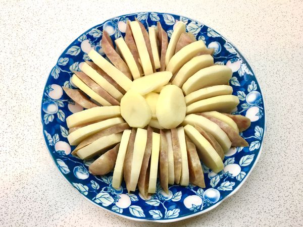 馬鈴薯切約1公分厚度
臘腸先川燙後斜切片狀
一片馬鈴薯一片臘腸排好
入鍋蒸15分