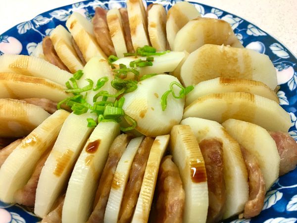 撒些蔥末於盤子中央
淋醬再淋於馬鈴薯上即可