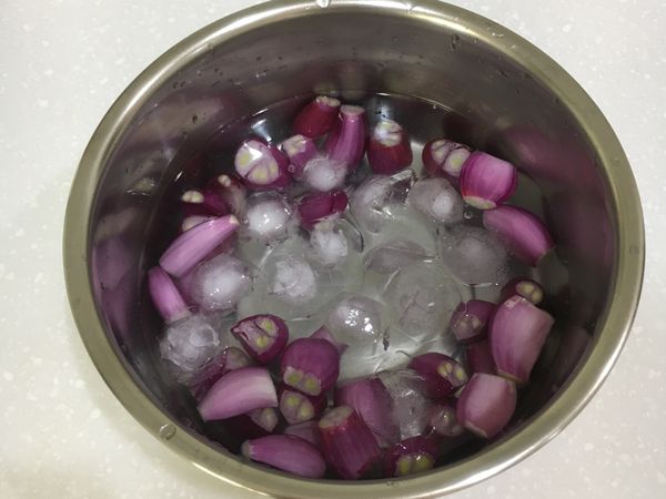 紅蔥頭切薄片
很辛辣的‼️不想切的時候涙如雨下😭
可以把紅蔥頭切掉頭尾，並剝掉外面一層老皮，沖洗一下，然後泡冰水～水➕冰塊
至少20分鐘再切