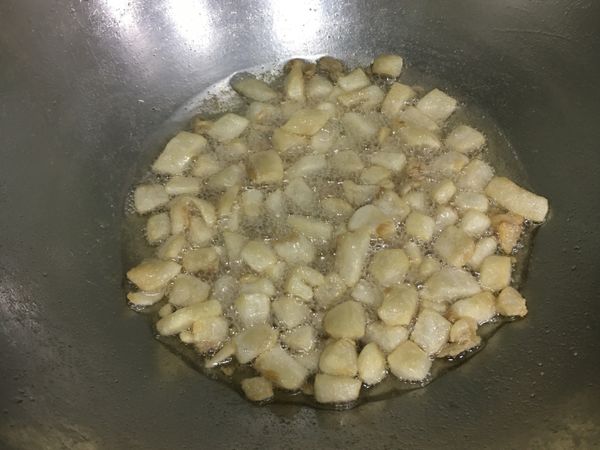 油出來後就可以不用一直翻動
可以停一會兒翻一下，停一會兒翻一下
這是大約炸了10分鐘的