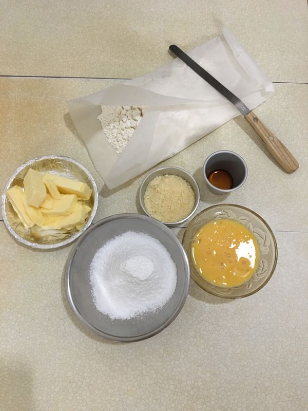 先準備好要用的食材，無鹽奶油切小塊回溫軟化（不要太軟也不要太硬），雞蛋打散，低筋麵粉與玉米粉過篩混合，糖粉結塊要過篩。