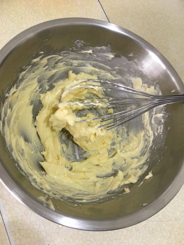 先將無鹽奶油放入工作盆內，把奶油攪拌成乳霜狀