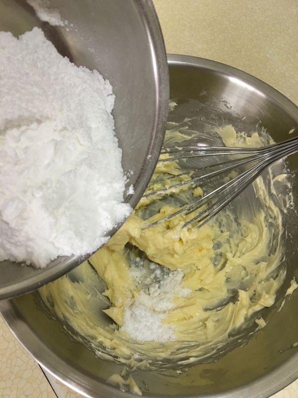 再加入糖粉攪拌均勻