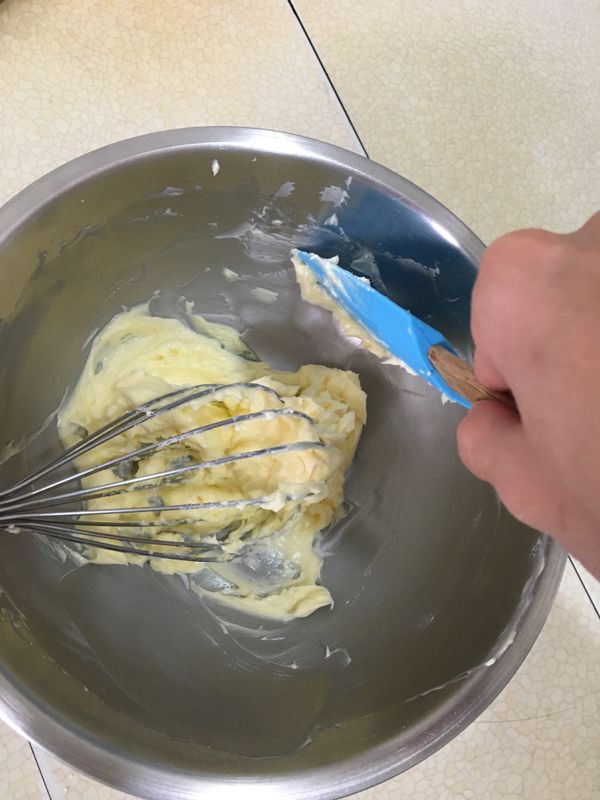 攪拌的時候，用刮刀把工作盆周圍的糖粉刮乾淨，在攪拌均勻