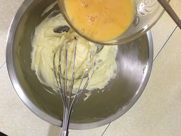 拌均勻完後，分5到6次加入蛋液