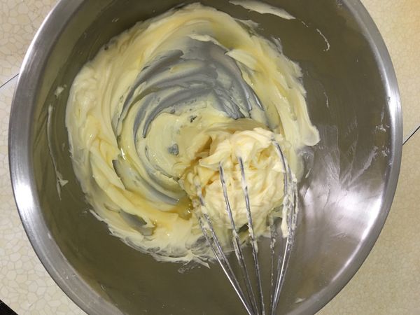 每次加入蛋液先慢慢攪拌，直到盆內的蛋液幾乎被融進去後，快速攪拌至光滑無蛋液