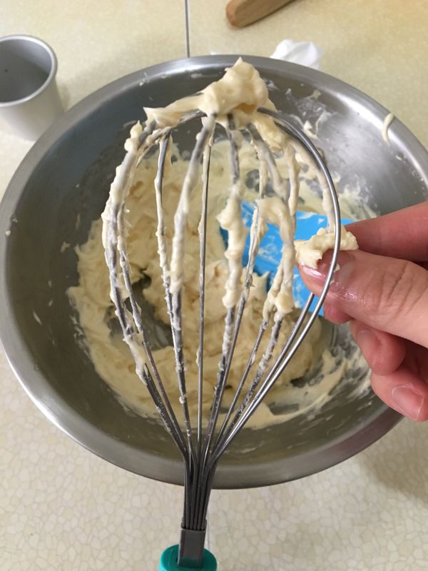 拌好後，手在重新洗乾淨擦乾，把打蛋器上的材料用乾淨（速度要快所以用手，如果太慢的話會出油）