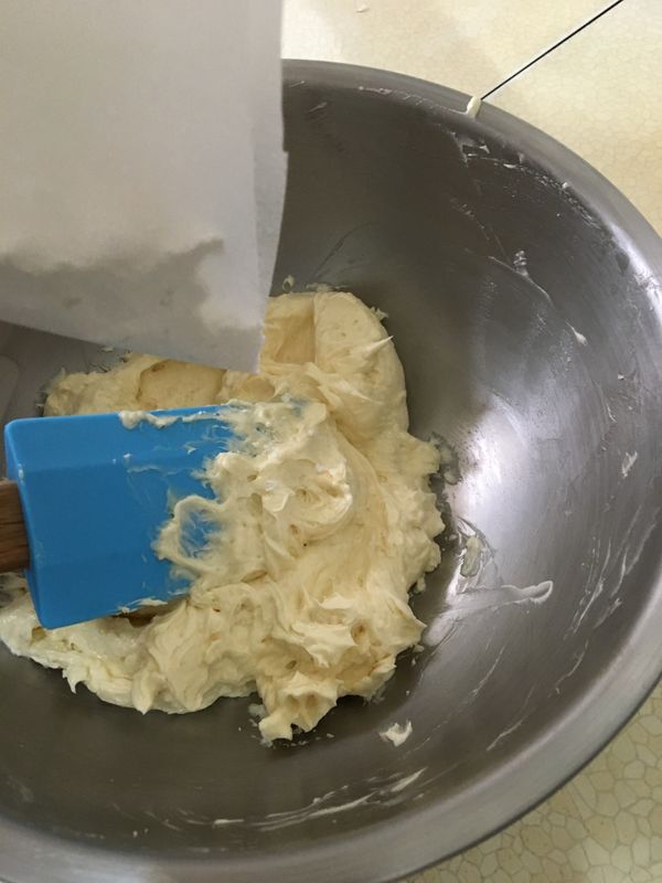 接下來分次加入麵粉拌均