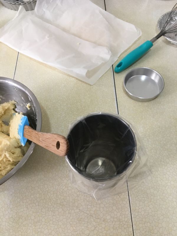 因為是一個人做的關係，所以把擠花袋套入杯子中