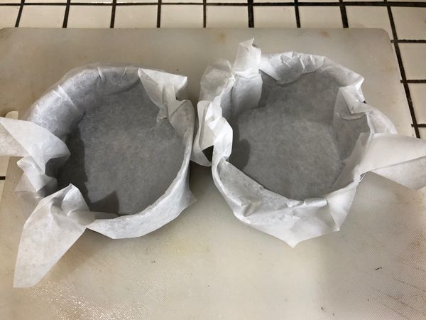 準備2個6吋烤模鋪上烤培紙