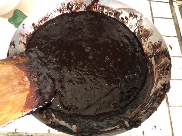 1.將巧克力跟奶油溶解
2.加入糖混合拌勻
3.加入蛋混合拌勻
4.加入可可粉拌勻