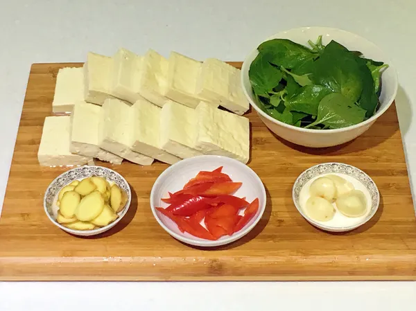 將豆腐切成適量大小；辣椒切斜片；老薑切片；其它食材備好。