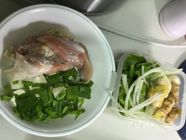 備料：將所有食材洗淨，蒜葉切小段、蒜頭薑拍扁、雞肉切塊熱水燙過、水豆腐切小塊、洋蔥切絲
（加入任何你喜歡的蔬菜）