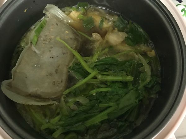 加入800ml左右的熱水(依人數），蓋鍋至湯滾，再加入肉骨茶包、鹽、醬油、鮮味炒手與些許黑胡椒調味，悶煮至入味，最後加入葉菜煮30秒可享用。
（調味料的量依個人口味調整，慢慢加； 茶包滾愈久愈入味）