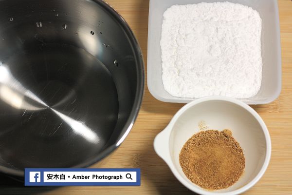 準備食材。日本太白粉、黑糖都先秤好，小鍋中加入40C.C熱開水。