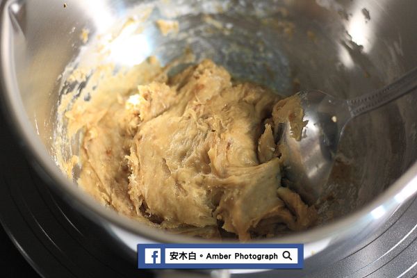 將小鍋內裝40C.C熱開水，放在瓦斯爐上轉中小火，放入黑糖煮到滾後即可熄火。接著放入日本太白粉，用湯匙攪拌均勻成糰。(若太乾可加些水份；太濕則加日本太白粉，調整到粉糰不黏手的狀態)