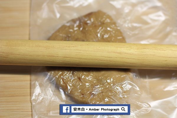 待粉糰較不燙時，可移出用手再揉勻，接著用桿麵棍桿壓，桿成厚度約0.3公分的扁平粉糰。