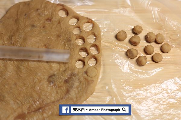 拿波霸吸管在扁平粉糰上戳洞，將戳下來的粉糰用手揉搓成圓球狀。