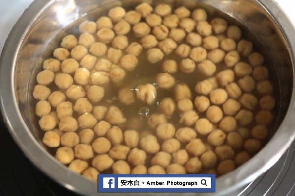 煮一鍋水，水滾後放入粉圓煮，中小火可蓋鍋蓋，待再次煮滾時移入電鍋中續煮。