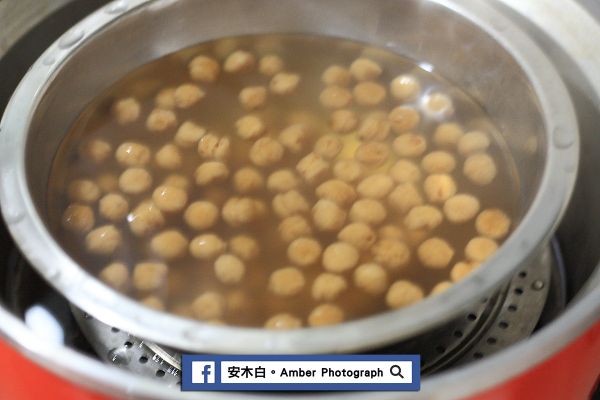 移入電鍋中，約煮20分鐘，待開關跳起來後，悶30分鐘。