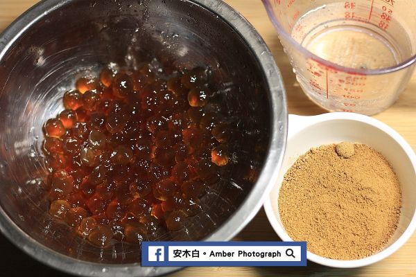 將適量滾水(約50C.C)和40公克黑糖，讓黑糖融解，倒入沖好的粉圓拌勻。